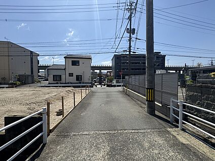 【前面道路を含む現地写真(北西側)】