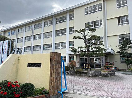 福岡市立長尾中学校 約540m(徒歩7分)