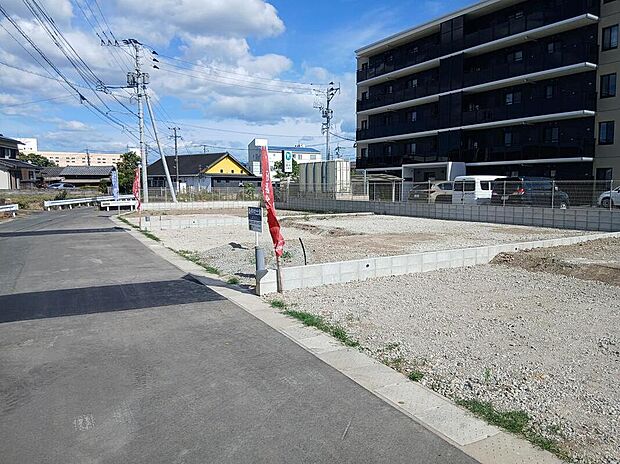 【【前面道路を含む現地写真】】前面道路は幅員約6.0m。車の出入りがしやすく、駐車も安心して行えるゆとりある広さです。/2026年8月撮影