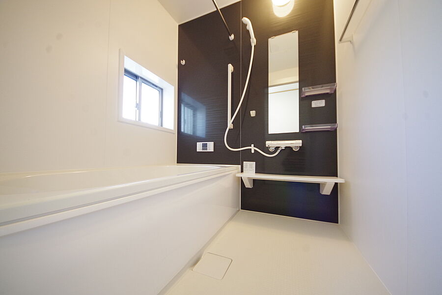 直線的なデザインのワイドな浴槽を採用しており、シンプルなバスルームを演出しております。