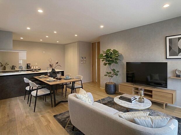 広々17帖のリビングは、ダイニングテーブルやリビングセットなどを余裕をもって配置できます。※家具家電はイメージです