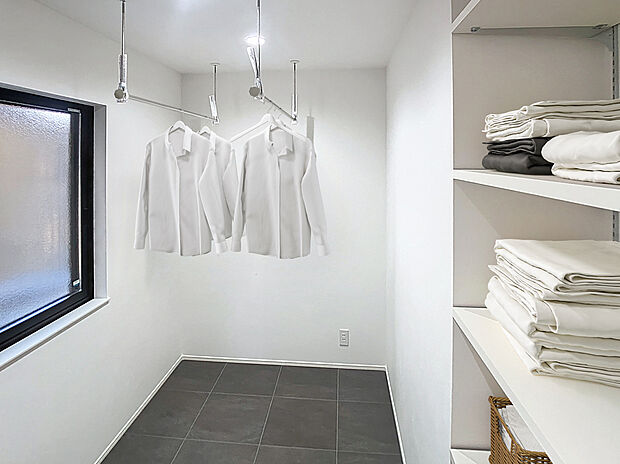 【サンルーム】ゆとりのあるサンルームは、沢山の洗濯物を干すことができます