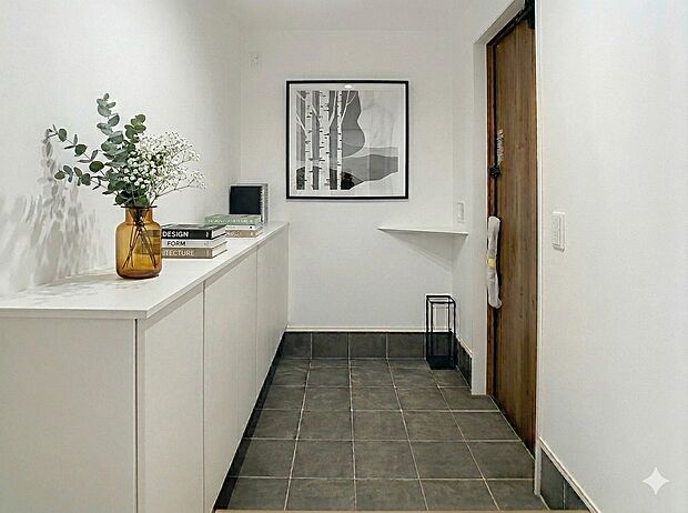 【玄関】広々とした玄関。落ち着いた色味のタイルがポイントです。※家具・家電はイメージです