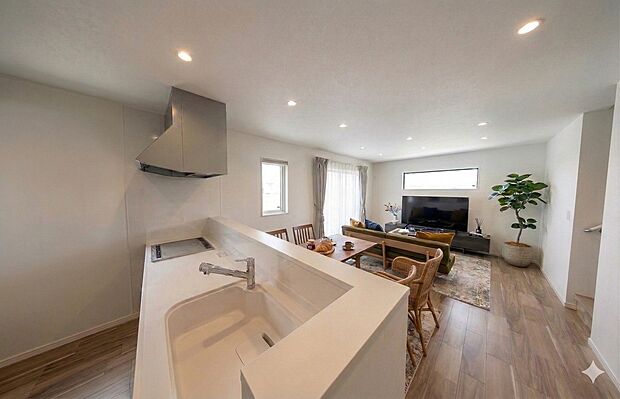 【リビング】16帖のLDKは大きな窓があり、明るくすごしやすい空間です。※画像はイメージです