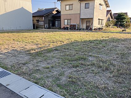 間口も広く、お車を停めるのにも充分なスペースがあります。