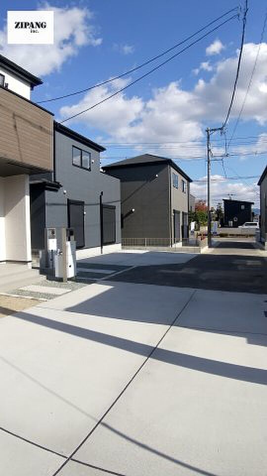 【駐車場】カースペースは舗装済みで並列に2台駐車可能です。