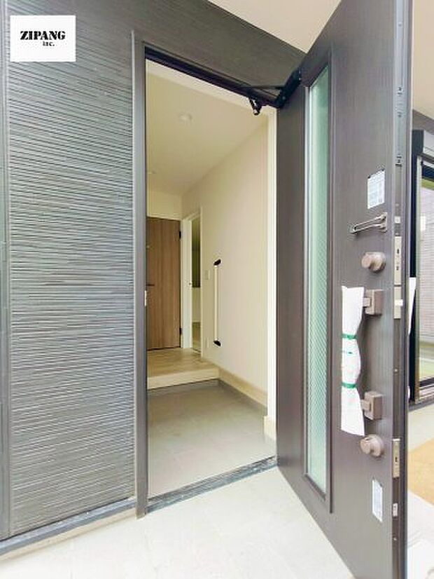 【断熱玄関ドア】断熱性能にとって開口部の玄関はとても大事です。玄関先にはポスト、宅配BOX、テレビカメラ付きのインターホンがあります。