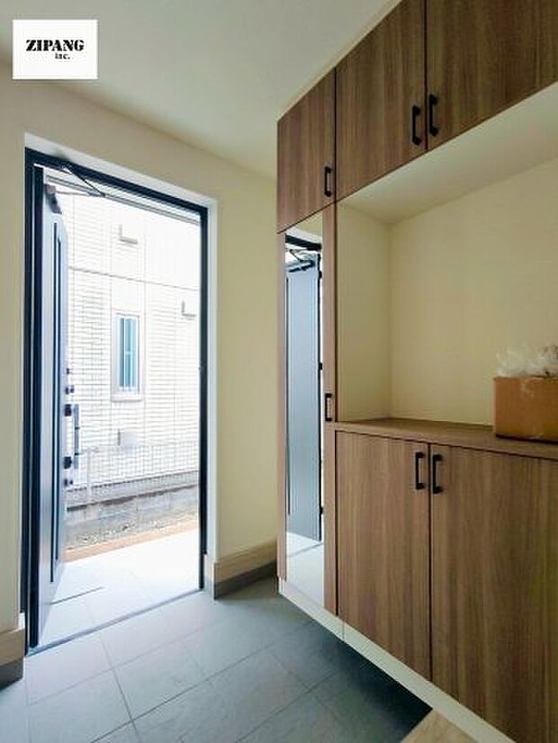 【玄関】高級感のある玄関収納は扉がミラー付きなのでお出かけ前に便利です。玄関タイルはお掃除しやすく清潔を保てます♪