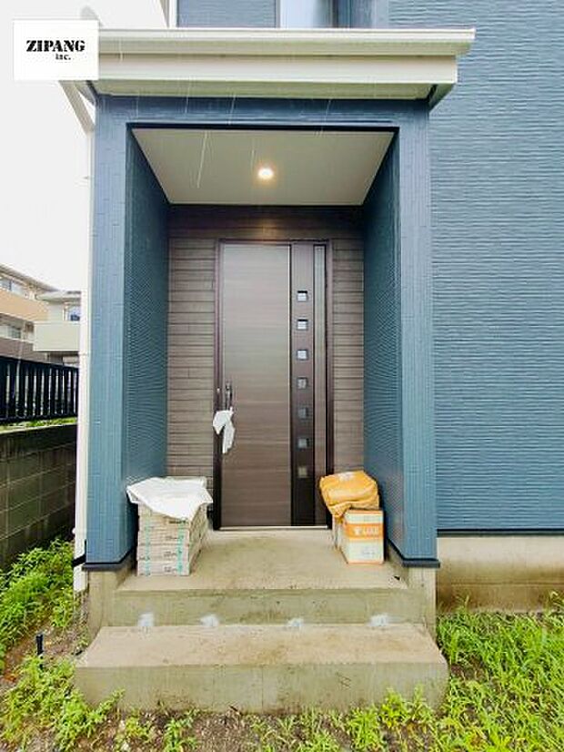 【断熱玄関ドア】断熱性能にとって開口部の玄関はとても大事です。玄関先にはポスト、テレビカメラ付きのインターホンがあります。