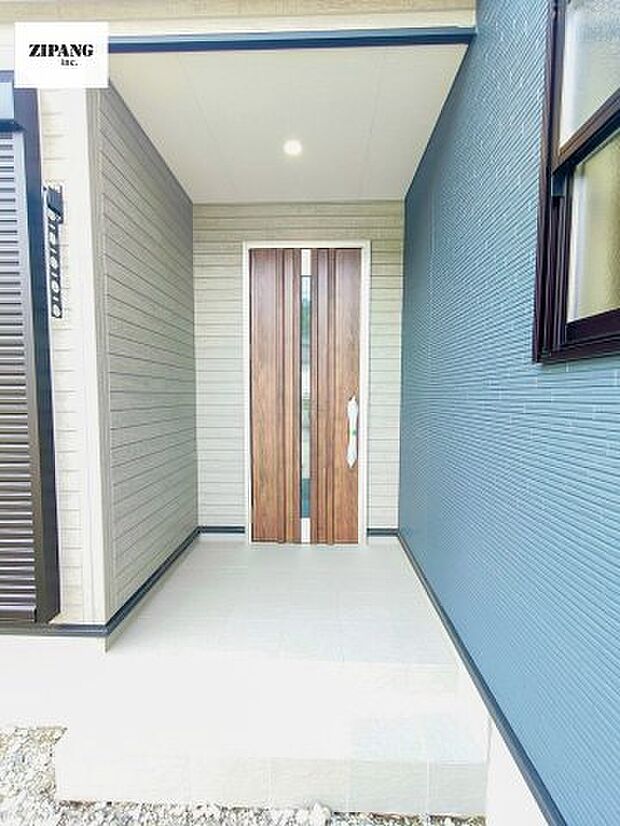 【断熱玄関ドア】断熱性能にとって開口部の玄関はとても大事です。玄関先にはポスト、テレビカメラ付きのインターホンがあります。