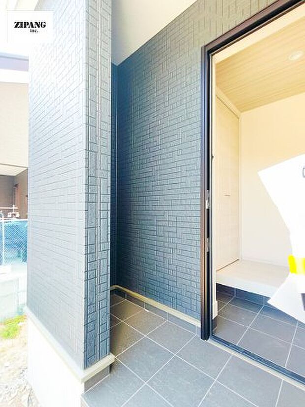 【玄関】明るくすっきりした玄関が家族を迎えてくれます。玄関タイルはお掃除しやすく清潔を保てます♪