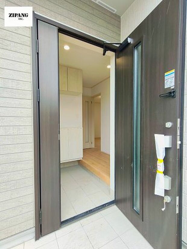 【断熱玄関ドア】断熱性能にとって開口部の玄関はとても大事です。雨にぬれずに郵便物をとることができるポスト、テレビカメラ付きのインターホンがあります。 シックな大き目の玄関ドアです。