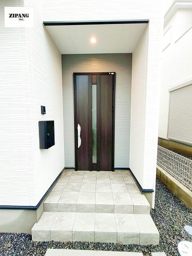 【断熱玄関ドア】断熱性能にとって開口部の玄関はとても大事です。玄関先にはポスト、テレビカメラ付きのインターホンがあります。 