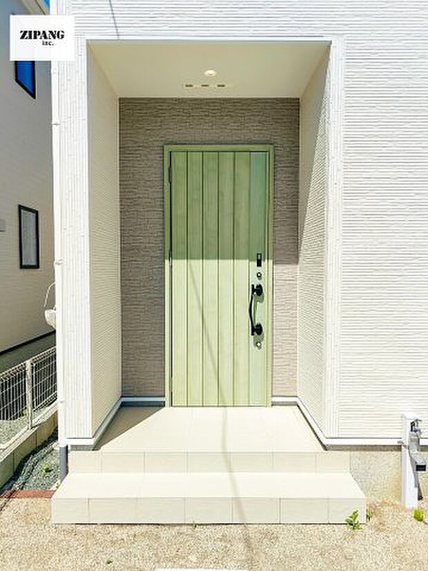 【断熱玄関ドア】断熱性能にとって開口部の玄関はとても大事です。玄関先にはポスト、宅配BOX、テレビカメラ付きのインターホンがあります。