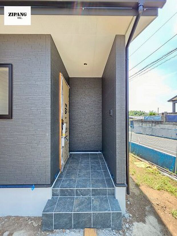 【断熱玄関ドア】断熱性能にとって開口部の玄関はとても大事です。玄関先にはポスト、テレビカメラ付きのインターホンがあります。