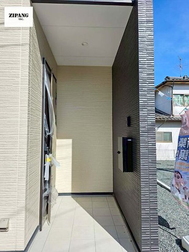 【断熱玄関ドア】断熱性能にとって開口部の玄関はとても大事です。玄関先にはポスト、テレビカメラ付きのインターホンがあります。