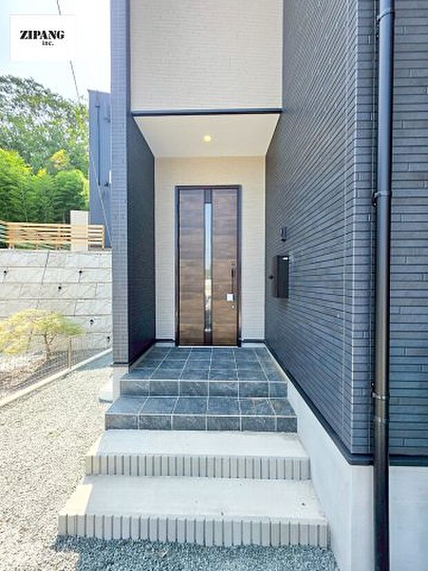 【断熱玄関ドア】断熱性能にとって開口部の玄関はとても大事です。玄関先にはポスト、テレビカメラ付きのインターホンがあります。