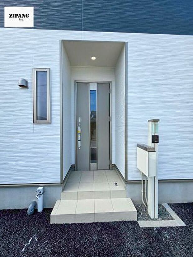 【断熱玄関ドア】断熱性能にとって開口部の玄関はとても大事です。玄関先にはポスト、テレビカメラ付きのインターホンがあります。