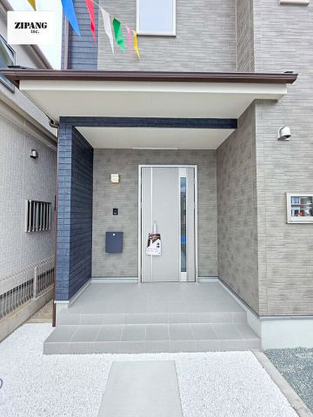 【断熱玄関ドア】断熱性能にとって開口部の玄関はとても大事です。雨にぬれずに郵便物をとることができるポスト、テレビカメラ付きのインターホンがあります.