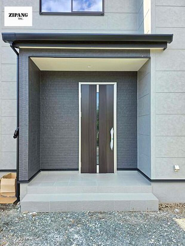 【断熱玄関ドア】断熱性能にとって開口部の玄関はとても大事です。玄関先にはポスト、テレビカメラ付きのインターホンがあります。