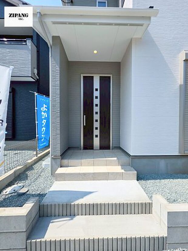 【断熱玄関ドア】断熱性能にとって開口部の玄関はとても大事です。玄関先にはポスト、テレビカメラ付きのインターホンがあります。