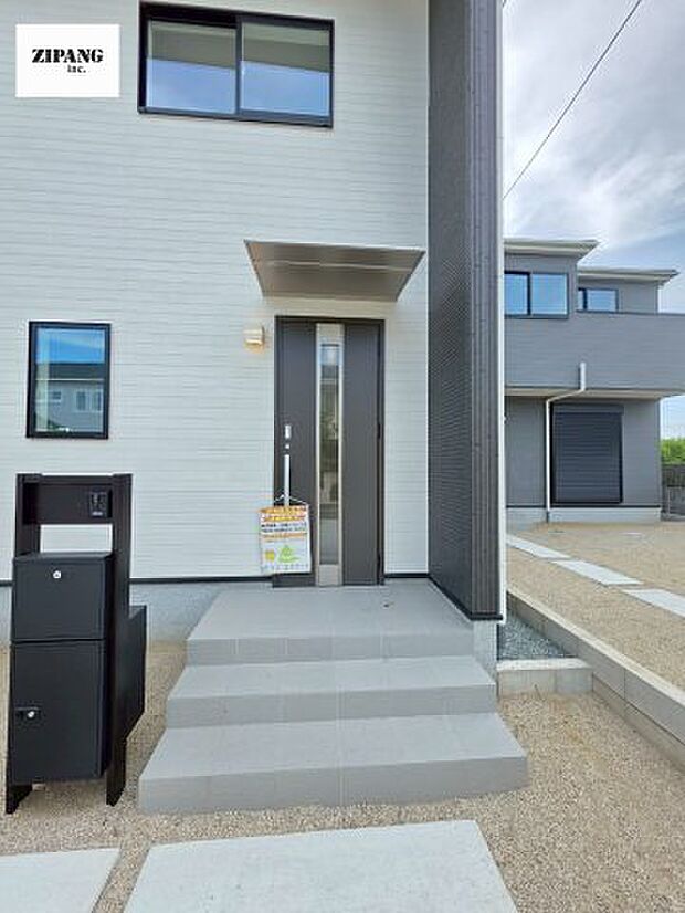 【断熱玄関ドア】断熱性能にとって開口部の玄関はとても大事です。玄関先にはポスト、宅配BOX、テレビカメラ付きのインターホンがあります。