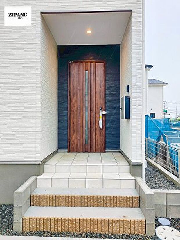 【断熱玄関ドア】断熱性能にとって開口部の玄関はとても大事です。玄関先にはポスト、テレビカメラ付きのインターホンがあります。 