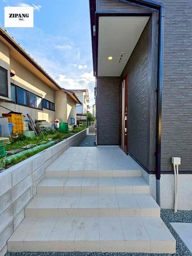 【断熱玄関ドア】断熱性能にとって開口部の玄関はとても大事です。玄関先にはポスト、宅配BOX、テレビカメラ付きのインターホンがあります。