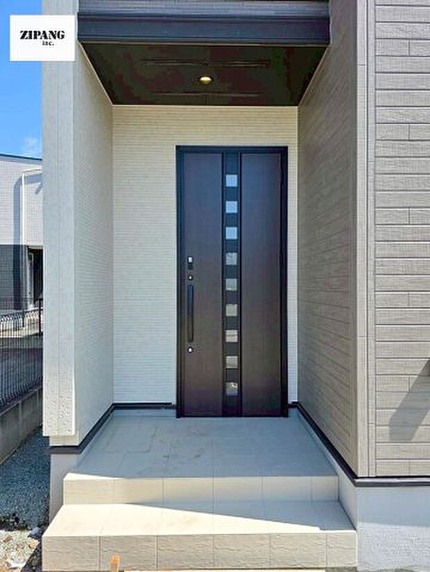 【断熱玄関ドア】断熱性能にとって開口部の玄関はとても大事です。玄関先にはポスト、テレビカメラ付きのインターホンがあります。