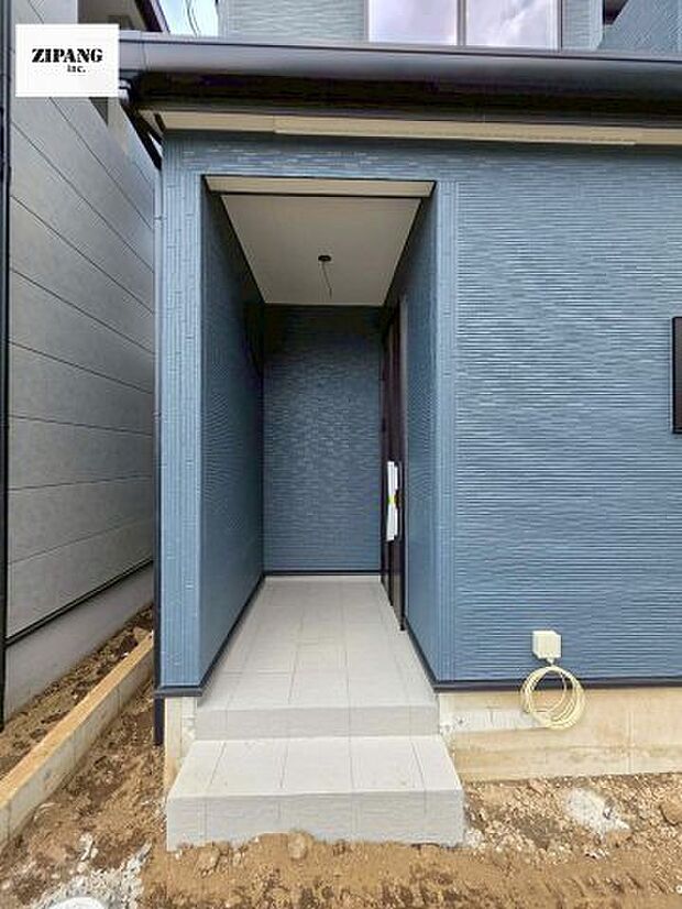 【断熱玄関ドア】断熱性能にとって開口部の玄関はとても大事です。玄関先にはポスト、テレビカメラ付きのインターホンがあります。