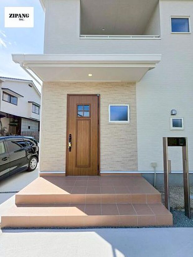 【断熱玄関ドア】断熱性能にとって開口部の玄関はとても大事です。玄関先にはポスト、テレビカメラ付きのインターホンがあります。