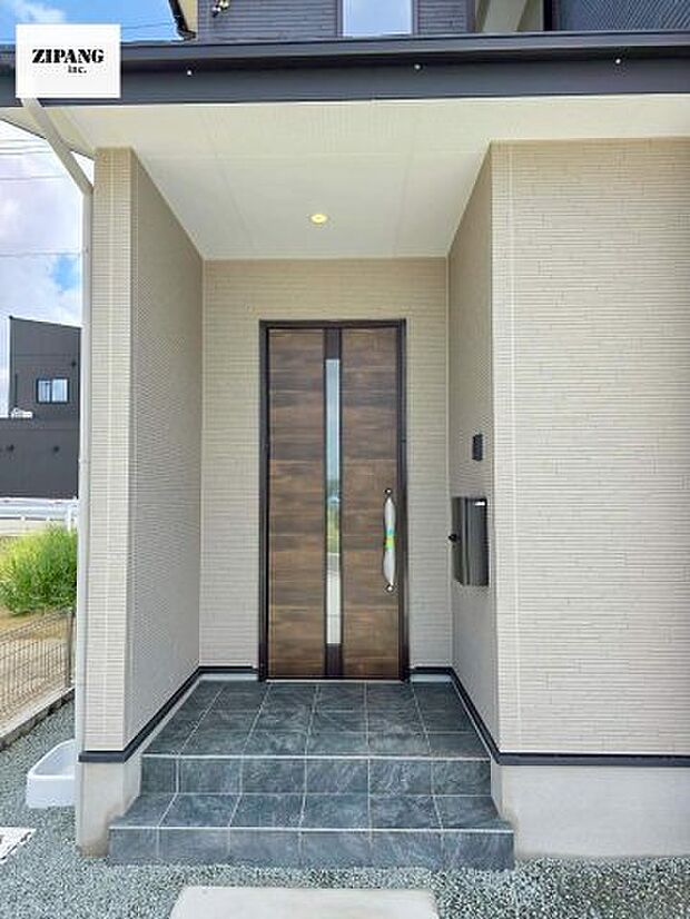 【断熱玄関ドア】断熱性能にとって開口部の玄関はとても大事です。玄関先にはポスト、テレビカメラ付きのインターホンがあります。
