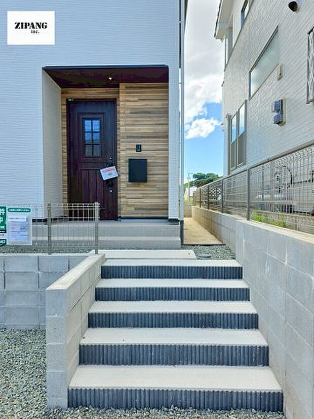 【断熱玄関ドア】断熱性能にとって開口部の玄関はとても大事です。玄関先にはポスト、テレビカメラ付きのインターホンがあります。