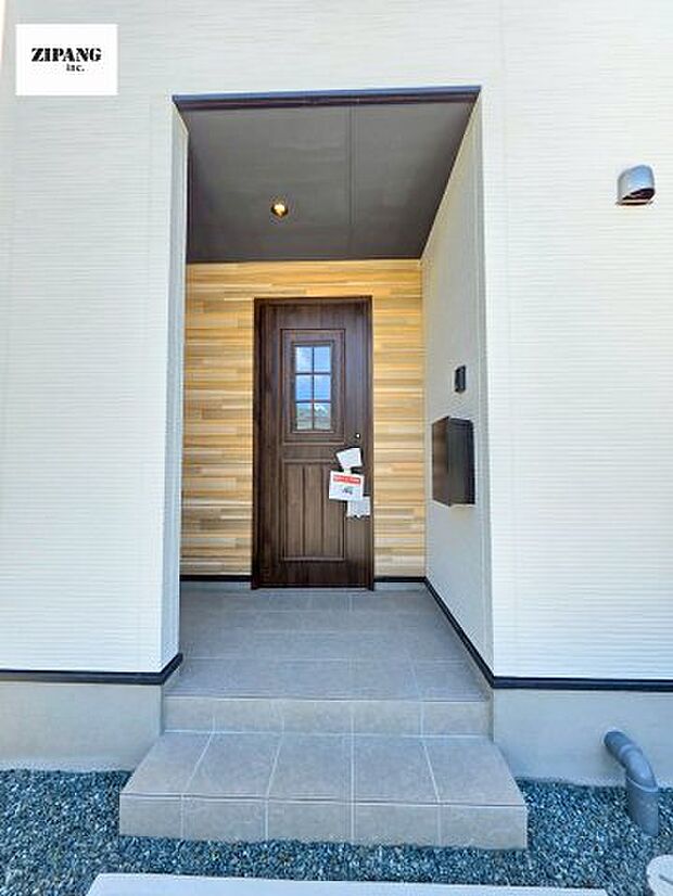 【断熱玄関ドア】断熱性能にとって開口部の玄関はとても大事です。玄関先にはポスト、テレビカメラ付きのインターホンがあります。