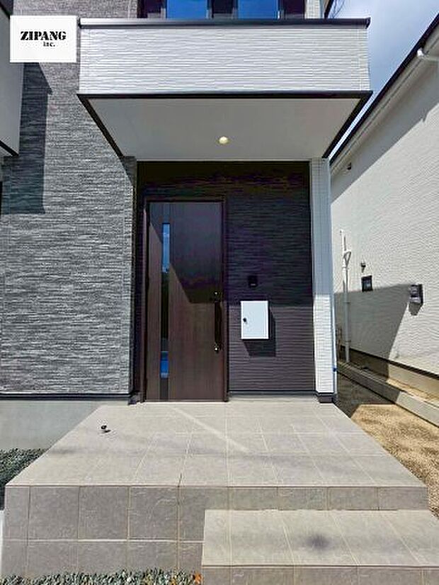 【断熱玄関ドア】断熱性能にとって開口部の玄関はとても大事です。玄関先にはポスト、テレビカメラ付きのインターホンがあります。