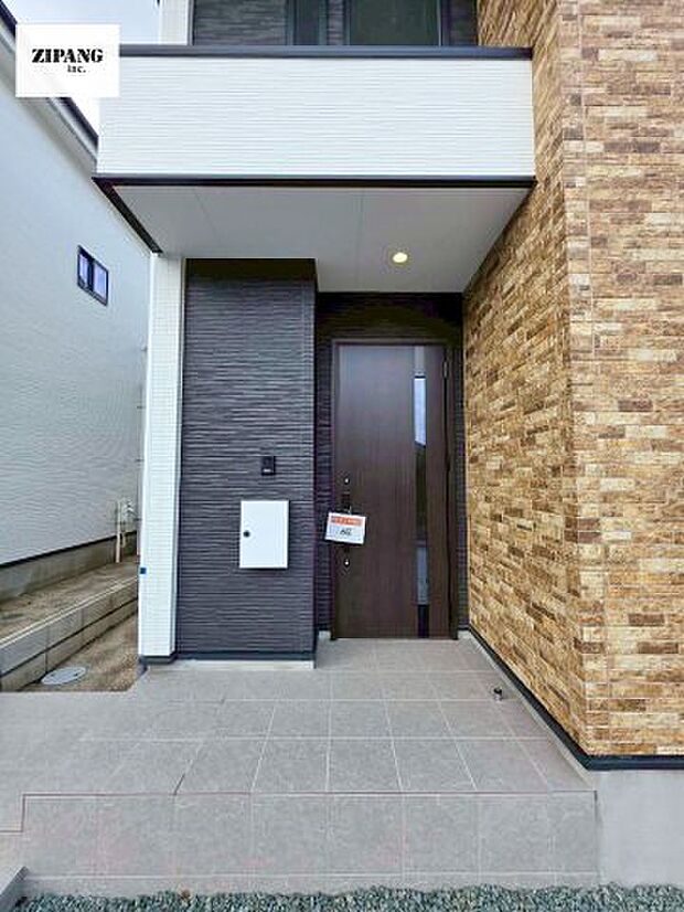 【断熱玄関ドア】断熱性能にとって開口部の玄関はとても大事です。玄関先にはポスト、テレビカメラ付きのインターホンがあります。