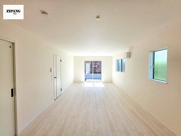 【リビング】キッチンと一体になったリビングはひろびろとしたくつろぎ空間を実現しています。