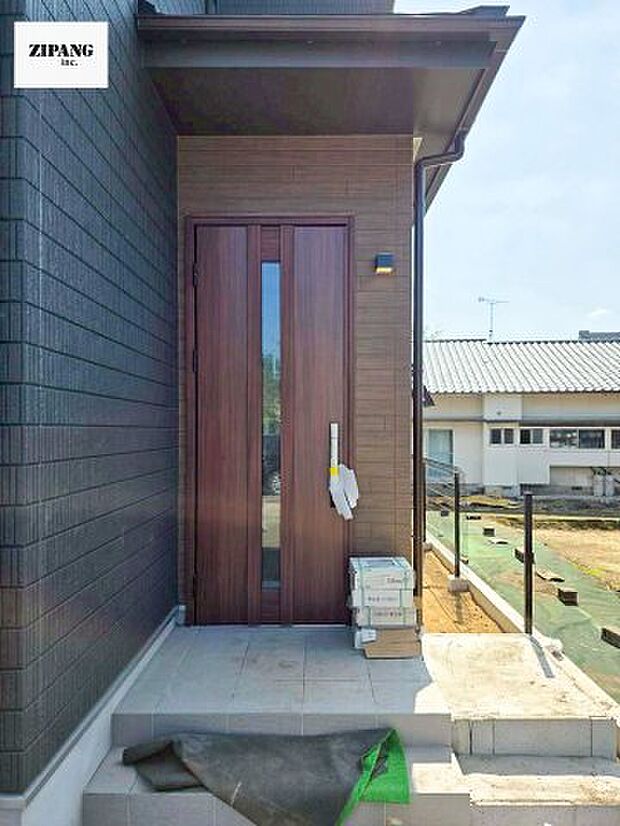 【断熱玄関ドア】断熱性能にとって開口部の玄関はとても大事です。玄関先にはポスト、テレビカメラ付きのインターホンがあります。