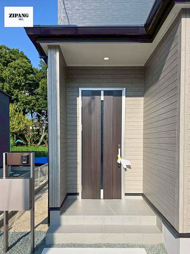 【断熱玄関ドア】断熱性能にとって開口部の玄関はとても大事です。玄関先にはポスト、テレビカメラ付きのインターホンがあります。