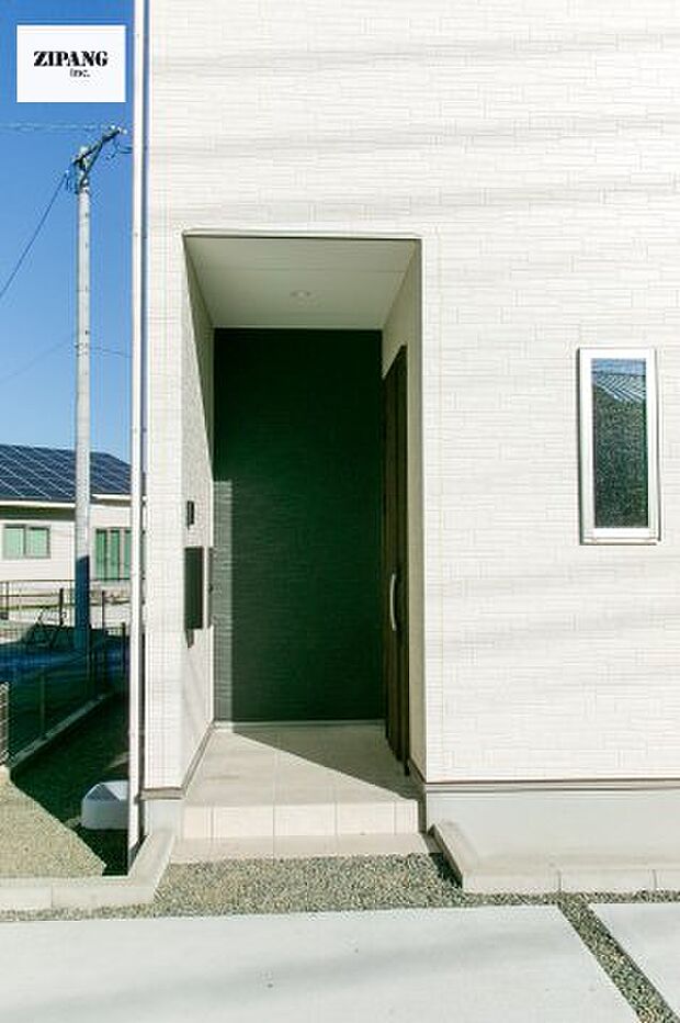 【断熱玄関ドア】断熱性能にとって開口部の玄関はとても大事です。玄関先にはポスト、テレビカメラ付きのインターホンがあります。