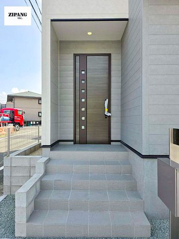 【断熱玄関ドア】断熱性能にとって開口部の玄関はとても大事です。玄関先にはポスト、テレビカメラ付きのインターホンがあります。