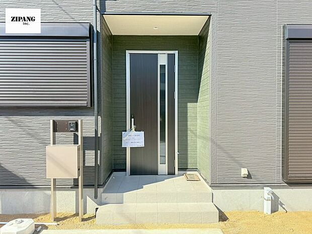 【断熱玄関ドア】断熱性能にとって開口部の玄関はとても大事です。玄関先にはポスト、テレビカメラ付きのインターホンがあります。