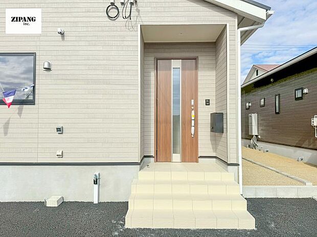 【断熱玄関ドア】断熱性能にとって開口部の玄関はとても大事です。雨にぬれずに郵便物をとることができるポスト、テレビカメラ付きのインターホンがあります。