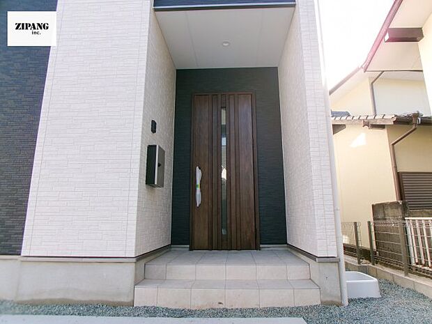 【前面道路写真】前面道路は少し狭いですが、交通量は少なめですのでゆっくりと駐車することができます。