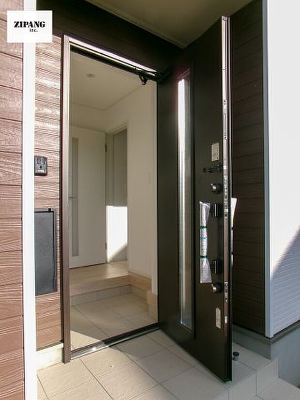 【玄関】明るくすっきりした玄関が家族やお客さまを迎えてくれます。玄関タイルはお掃除しやすく清潔を保てます♪