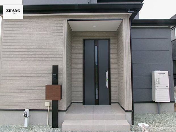 【断熱玄関ドア】断熱性能にとって開口部の玄関はとても大事です。玄関先にはポスト、テレビカメラ付きのインターホンがあります。