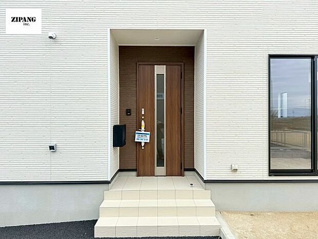 【断熱玄関ドア】断熱性能にとって開口部の玄関はとても大事です。雨にぬれずに郵便物をとることができるポスト、テレビカメラ付きのインターホンがあります。