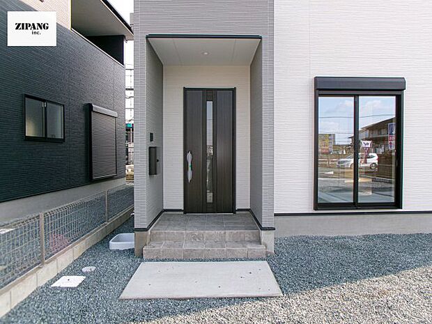 【断熱玄関ドア】断熱性能にとって開口部の玄関はとても大事です。玄関先にはポスト、テレビカメラ付きのインターホンがあります。