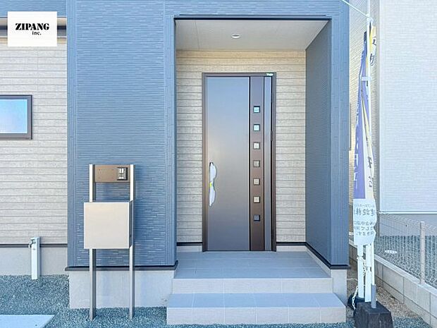 【断熱玄関ドア】断熱性能にとって開口部の玄関はとても大事です。玄関先にはポスト、テレビカメラ付きのインターホンがあります。