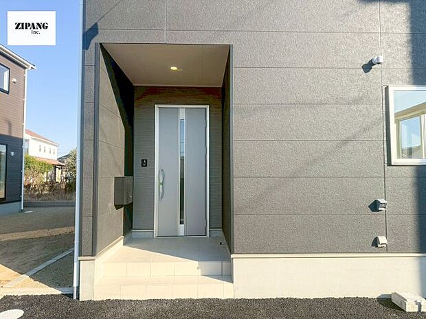 【断熱玄関ドア】断熱性能にとって開口部の玄関はとても大事です。雨にぬれずに郵便物をとることができるポスト、テレビカメラ付きのインターホンがあります。